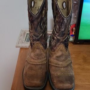 Square toed camouflage boots